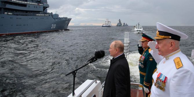 Putin bei Parade zum «Tag der Marine»