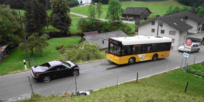 Zusammenstoss zwischen Postauto und Auto.
