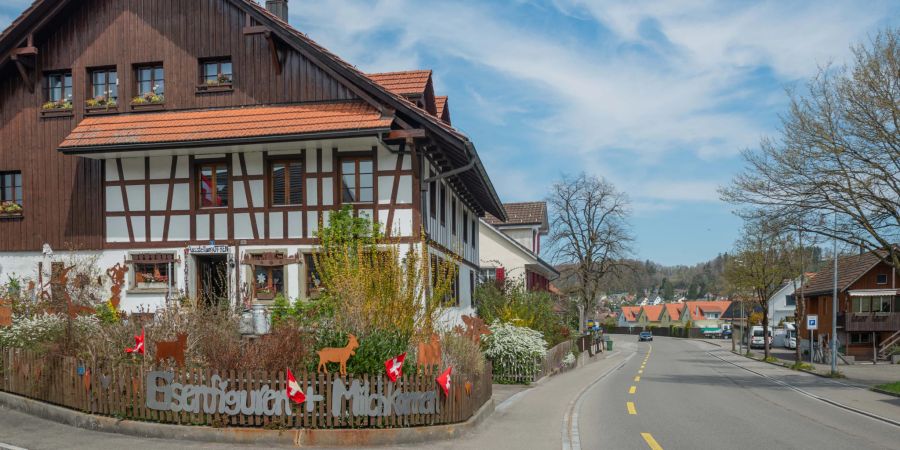 Die Ortsstrasse in Theilingen, ein Weiler der Gemeinde Weisslingen.