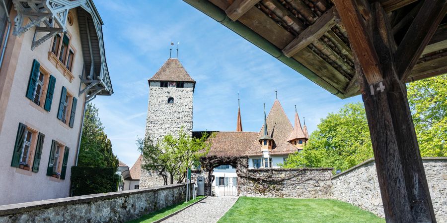 Das Schloss Spiez von der Schlosskirche aus gesehen.