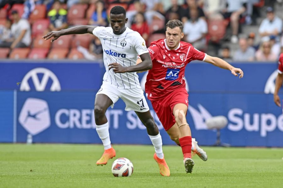 Cheick Conde (l.) vom FCZ im Duell mit Sions Filip Stojilkovic.