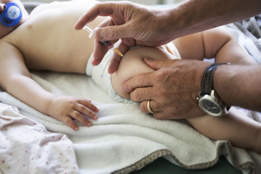 In der Schweiz werden Babys bereits vor ihrem ersten Geburtstag mehrmals gegen Diphtherie geimpft.