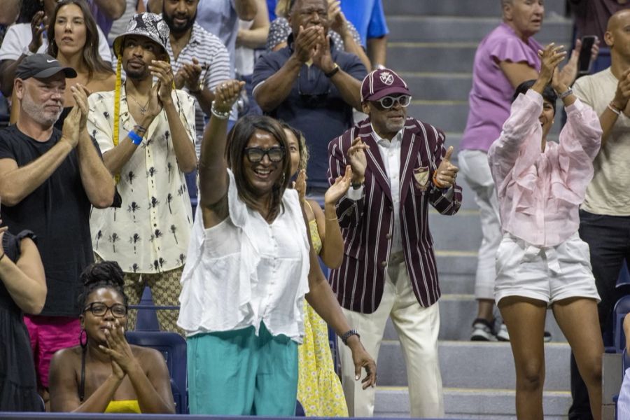 Auch der bekannte Regisseur Spike Lee (klatschend links auf der Treppe) lässt sich das Tennis-Spektakel nicht entgehen.