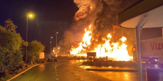 Pratteln BL: Zwei Lastwagen komplett ausgebrannt. Basel-Landschaft pratteln