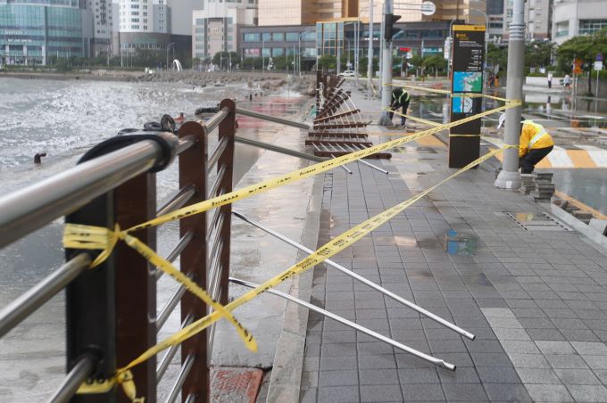 Der Taifun bringt starke Winde und heftige Regenfälle mit sich. Typhoon Hinnamnor