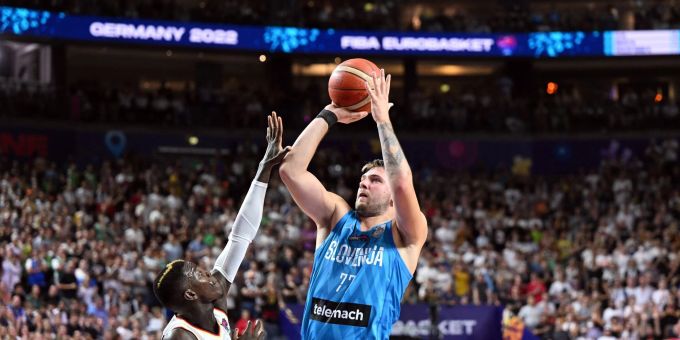 Dennis Schröder (l) versucht gegen Sloweniens Luka Doncic zu verteidigen. Dennis Schröder (l) versucht gegen Sloweniens Luka Doncic zu verteidigen.