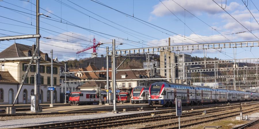Der Bahnhof Brugg ist ein Knotenpunkt mehrerer Eisenbahnstrecken. Wichtig sind die Verbindungen nach Basel und die Bahnstrecke Baden–Brugg–Aarau.