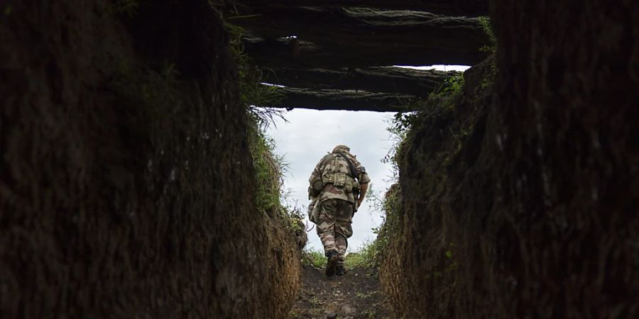 Oberstabsfeldwebel Artur Shevtsov vom Regiment Dnipro-1 verlässt einen Bunker in der Stellung der Einheit in der Nähe von Slowjansk.