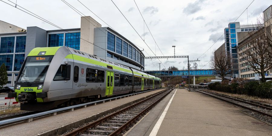 Der SBB Bahnhof Entlebuch. Im Hintergrund links die Schweizer Versandzentrum AG und rechts der Businesspark Äntlebuch.