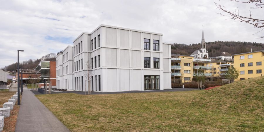 Das Schulhaus Brühl in Gebenstorf. Im Hintergrund ist die denkmalgeschützte reformierte Kirche zu sehen.