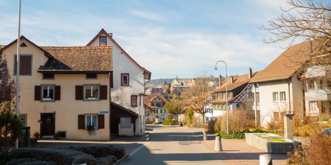 Das Zentrum der Gemeinde Flurlingen im Bezirk Andelfingen. Das Zentrum der Gemeinde Flurlingen im Bezirk Andelfingen.