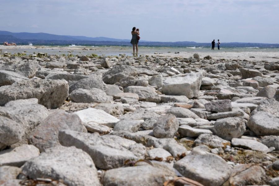 Diese Steine befinden sich sonst unter der Wasseroberfläche des Gardasees.