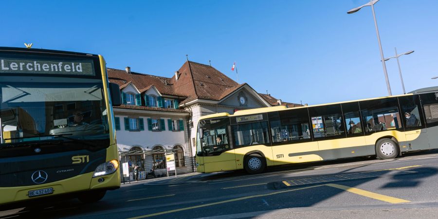 Der Bahnhofplatz Thun mit Busen der STI.