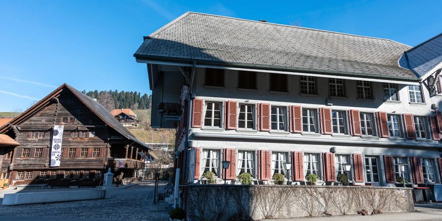 Links das Regionalmuseum und rechts der Gasthof Bären in Langnau im Emmental.