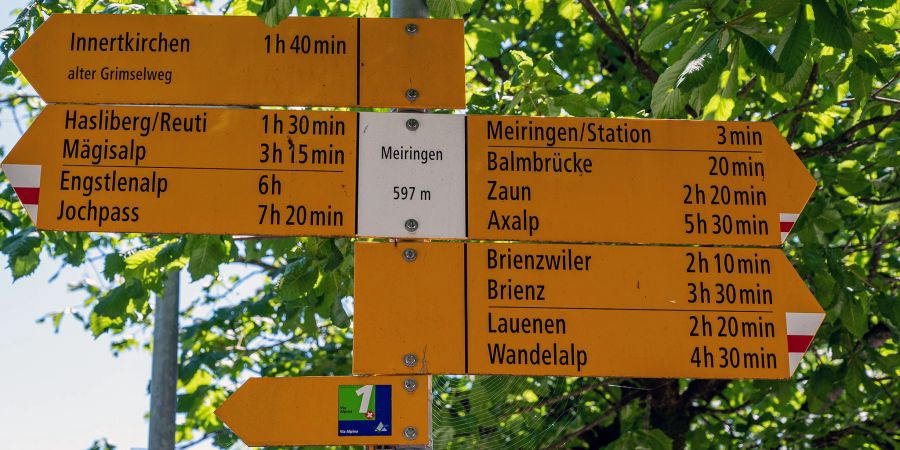 Ein Wanderwegweiser in Meiringen.