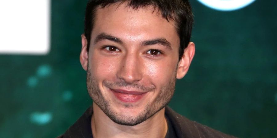 Skandalschauspieler Ezra Miller auf dem Roten Teppich bei einer Premiere.