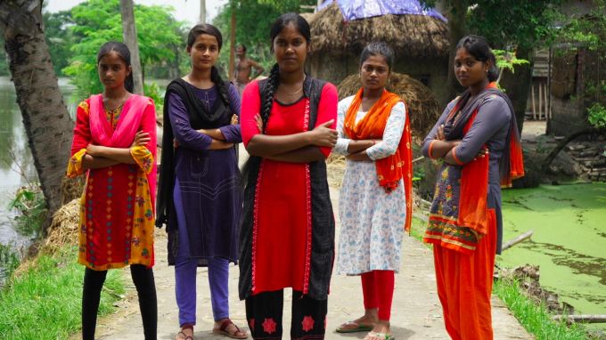 Mousumi (Mitte) und die «Hena Girls Power Group» setzen sich für die Stärkung der Kinderrechte ein. Fünf Frauen Indien