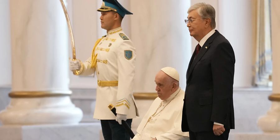 Papst Franziskus (M) nimmt an der Begrüssungszeremonie im Präsidentenpalast Ak Orda mit Kassym-Jomart Tokajew, Präsidenten von Kasachstan, teil. Der Papst besucht Kasachstan im Rahmen eines Weltkongresses der Religionsführer. Foto: Andrew Medichini/AP/dpa