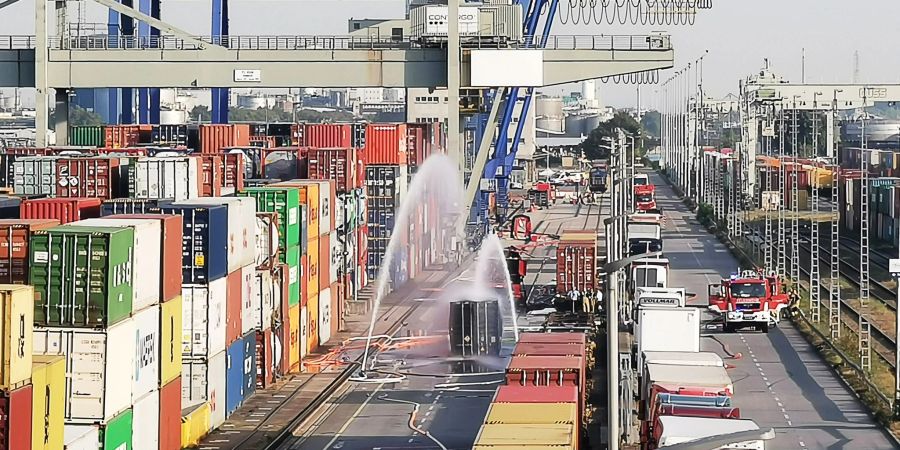 Die Feuerwehr kühlt im Mannheimer Hafen den Container, der mit 200 Fässern Hydrosulfit gefüllt ist.