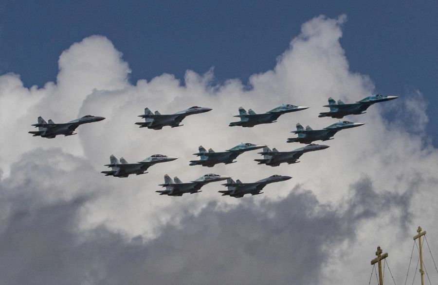 Russische Su-35S Luftabwehrjäger überfliegen den Moskauer Kreml während einer Generalprobe für die Luftparade zum Tag des Sieges letztes Jahr-.