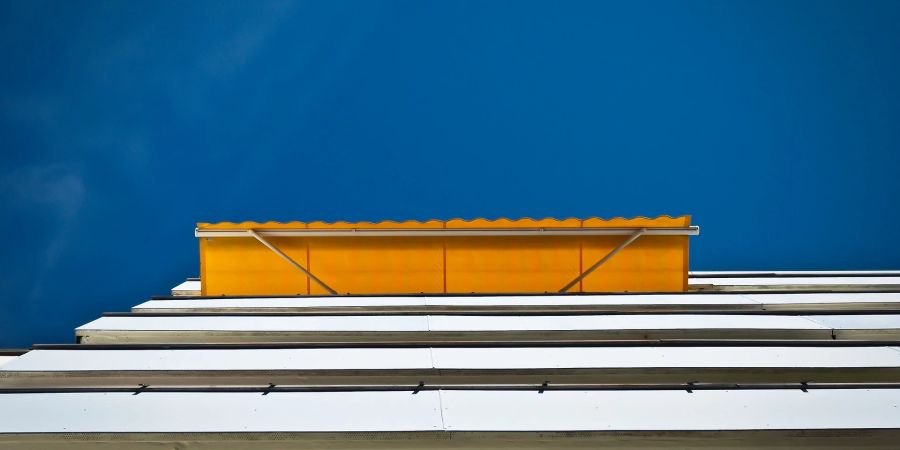 Haus Stockwerk Markise gelb Himmel Sonnenschutz Fassade