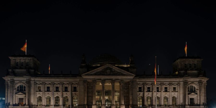 Energiesparmassnahme: Der Reichstag in Berlin samt Kuppel bleibt in der Nacht dunkel