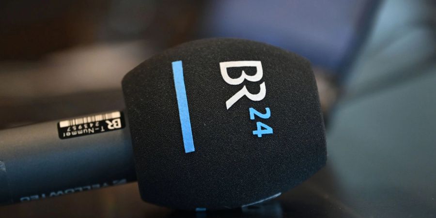 Nach BR-Angaben attackierte der Mann den Reporter mit mehreren Faustschlägen auf den Kopf, als dieser Zuhörer interviewte.