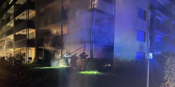 Feuerwehr beim Löschen der Wohnung