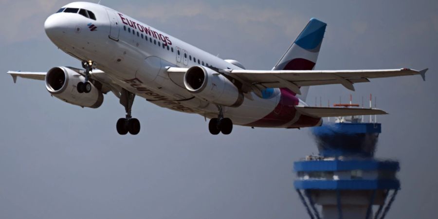 Ein Airbus der Eurowings hebt vom Flughafen Köln-Bonn ab.