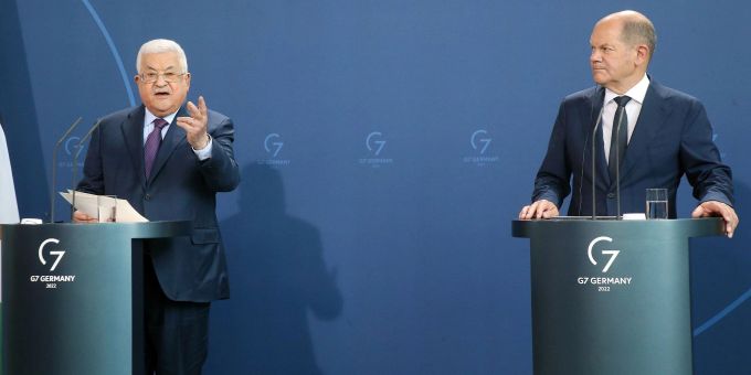 Olaf Scholz (r.) und Mahmud Abbas (l.) bei ihrem gemeinsamen Auftritt vor Journalisten in Berlin. Berlin