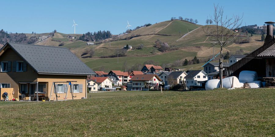 Windkrafträder des Parks Rengg in der Gemeinde Entlebuch von Hasle LU aus gesehen.