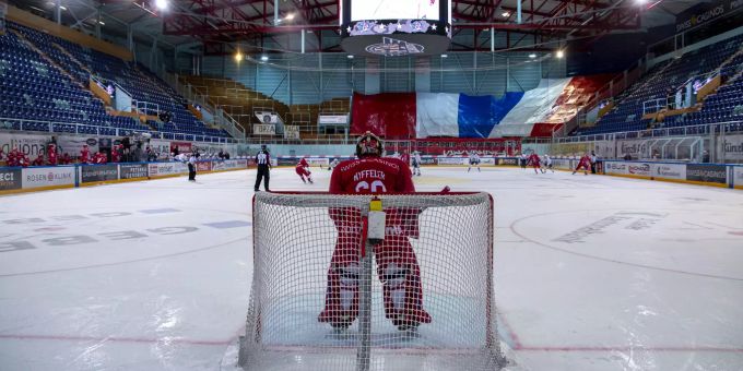 Torhüter Melvin Nyffeler von der SCRJ Lakers beim Geister-Eishockey-Meisterschaftsspiel der National League gegen Lugano im Februar 2020. SCRJ Lakers Corona