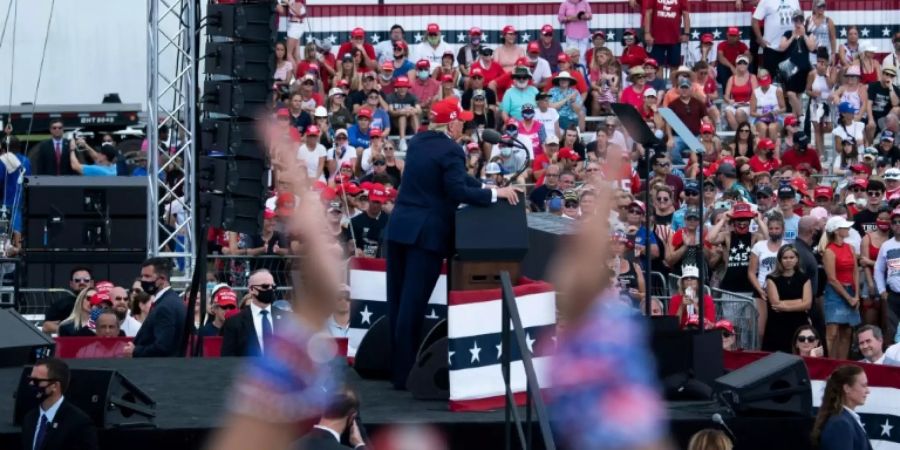 Donald Trump vor Anhängern in Tampa