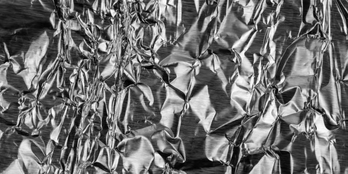 Alufolie kann als Batterieüberbrückung verwendet werden. Alufolie.