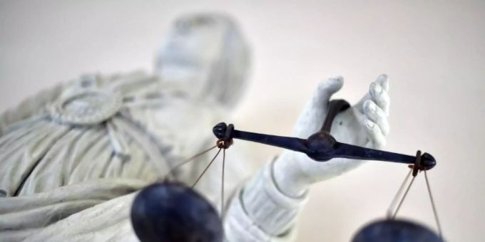Waagschalen der Justitia Waagschalen der Justitia