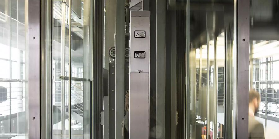 Beim Lift- und Rolltreppenbauer Schindler ist es 2020 wegen der Corona-Pandemie sowie einem Sparprogramm bei Umsatz und Gewinn abwärts gegangen. (Archivbild)