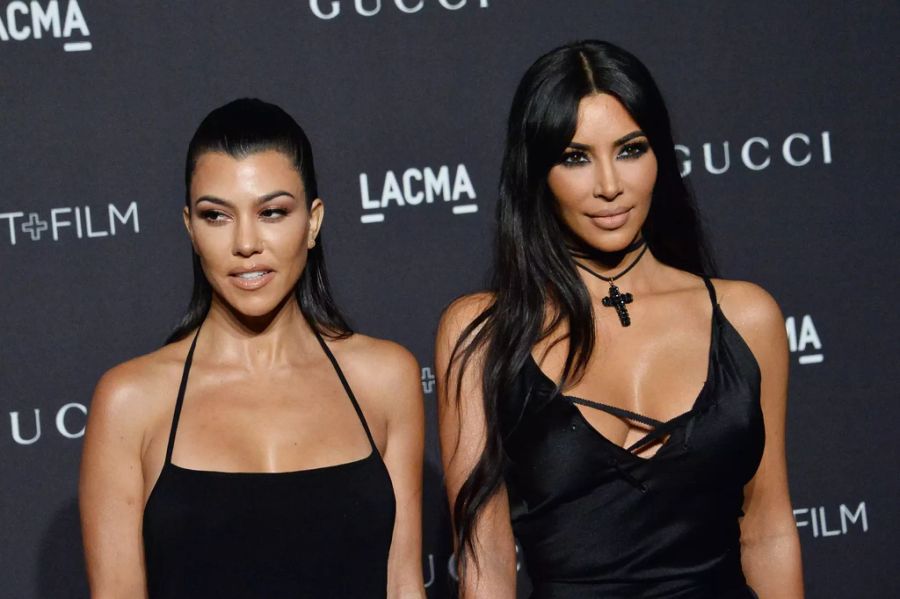 Ihre Schwestern Kim (40, rechts) und Khloé (36) hatten beide Blitz-Hochzeiten, doch für Kourtney Kardashian (41, links) haben die Hochzeitsglocken noch nie geläutet.