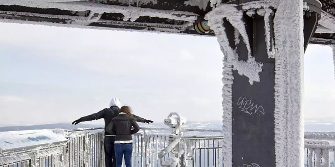 Zwei Besucher blicken vom Aussichtsturm auf dem Uetliberg in Zürich hinunter. (Archivbild) Zwei Besucher blicken vom Aussichtsturm auf dem Uetliberg in Zürich hinunter. (Archivbild)