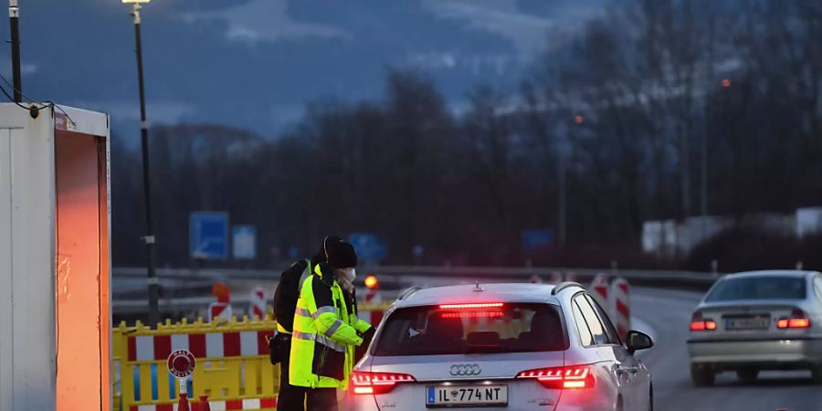 Bundespolizei kontrolliert Reisende an der Autobahn A93 bei Kiefersfelden in Richtung Deutschland. Foto: Angelika Warmuth/dpa