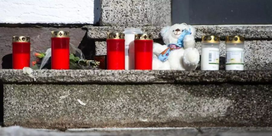 Nachbarn bringen ihre Trauer mit Kerzen und einem Teddybär zum Ausdruck. Foto: Jonas Güttler/dpa