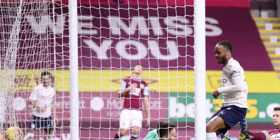 Raheem Sterling (2.v.r) von Manchester City erzielt das Tor zum 2:0 beim FC Burnley. Foto: Alex Pantling/PA Wire/dpa