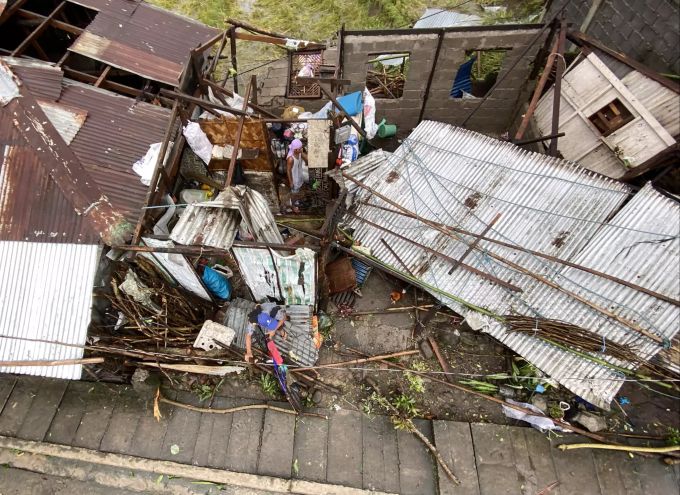 Eine philippinische Familie sucht in ihrem zerstörten Haus auf nach ihren Habseligkeiten. Typhoon Goni