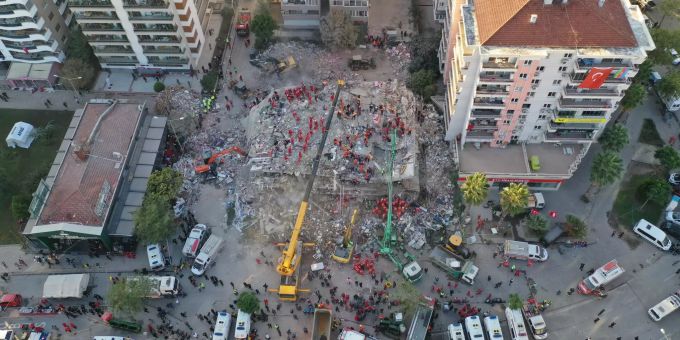 Rettungskräfte arbeiten am Ort eines durch ein Erdbeben eingestürzten Gebäudes in Izmir. Türkei