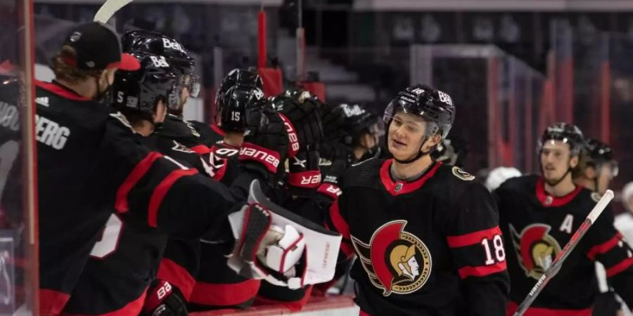 Tim Stützle von den Ottawa Senators klatscht sich mit seinen Mannschaftskollegen ab. Foto: Daniel Lea/CSM via ZUMA Wire/dpa