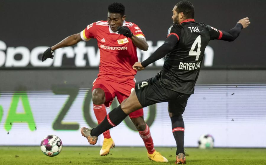 Berlins Taiwo Awoniyi (l.) im Dribbling gegen Leverkusens Jonathan Tah (r.).