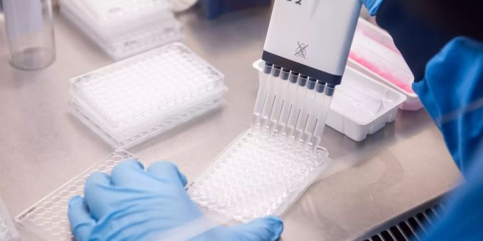 Ein Forscher in einem Labor des Jenner-Instituts, der an dem von AstraZeneca und der Universität Oxford entwickelten Coronavirus-Impfstoff arbeitet. Corona-Impfstoff
