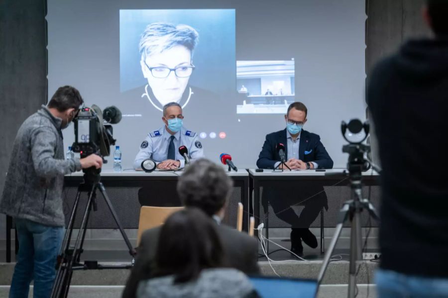 Matteo Cocchi, Kommandant der Kantonspolizei Tessin und Staatsrat Norman Gobbi, rechts, und die Direktorin des Bundesamts fuer Polizei (Fedpol), Nicoletta della Valle, im Videostream aus Bern zugeschaltet, sprechen an einer Pressekonferenz zur Messerstecherei im Kaufhaus Manor an der Piazza Dante in Lugano am Dienstag, 24. November 2020.