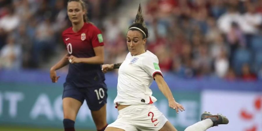 Weltfussballerin des Jahres: Lucy Bronze (r). Foto: Francisco Seco/AP/dpa