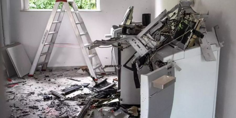 Ein gesprengter Geldautomat in einer Bankfiliale in Bremen. Foto: Sina Schuldt/dpa/Archivbild