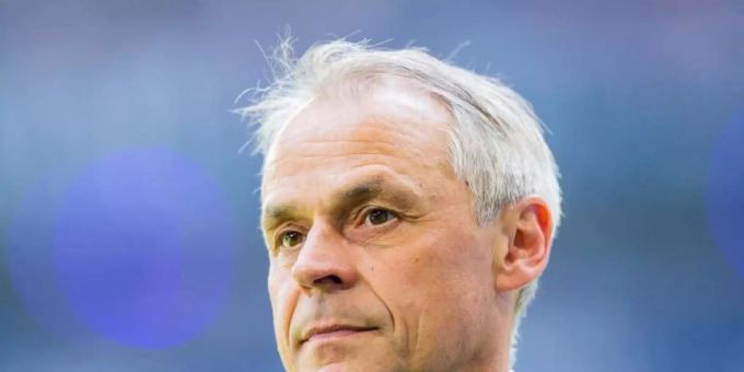 Olaf Thon kann sich Mike Büskens länger beim FC Schalke 04 vorstellen. Foto: Rolf Vennenbernd/dpa Olaf Thon kann sich Mike Büskens länger beim FC Schalke 04 vorstellen. Foto: Rolf Vennenbernd/dpa